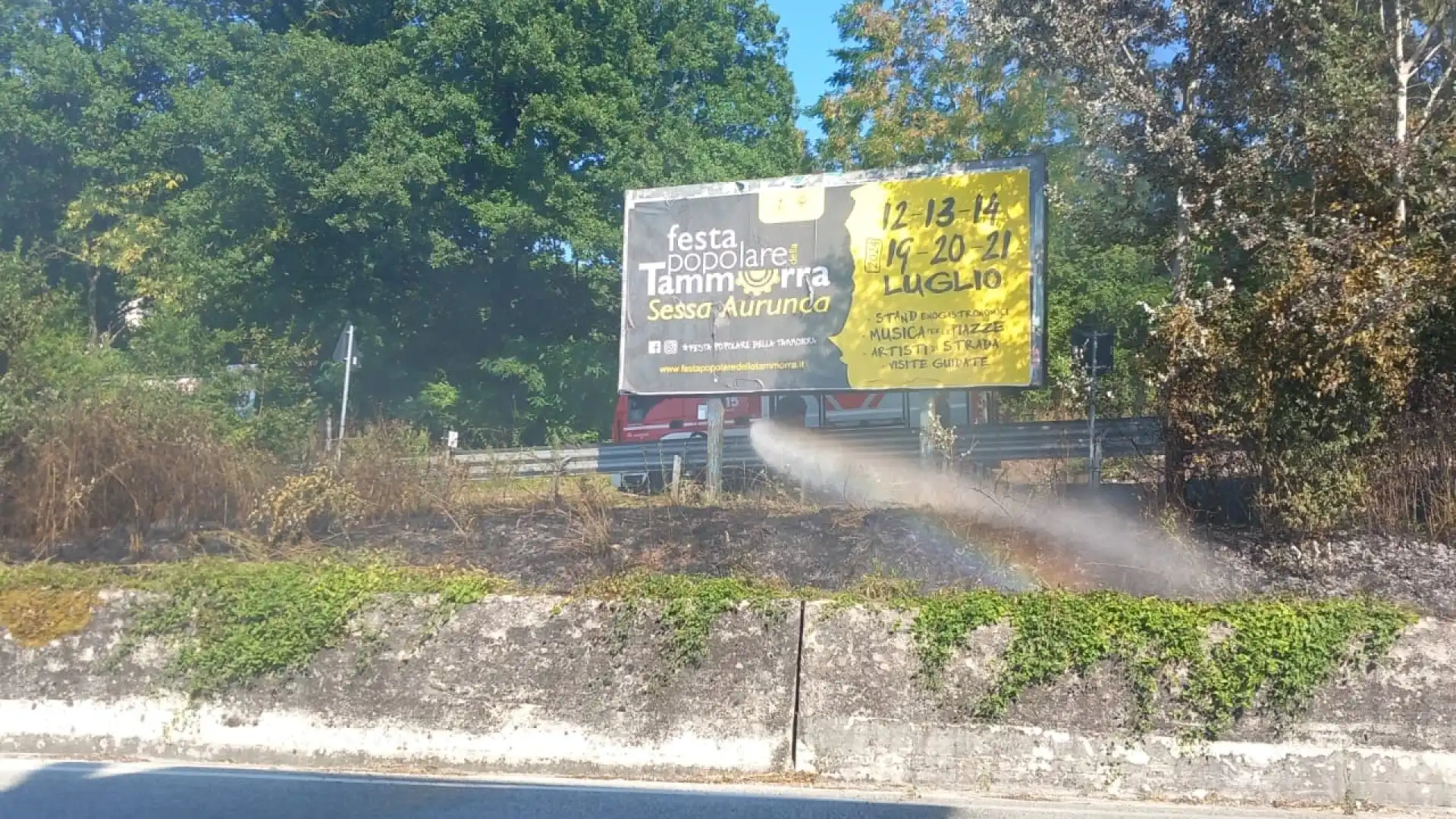 Colli a Volturno: incendio di sterpaglie lambisce la statale 158 “Valle del Volturno”. Sul posto i Vigili del Fuoco di Isernia.